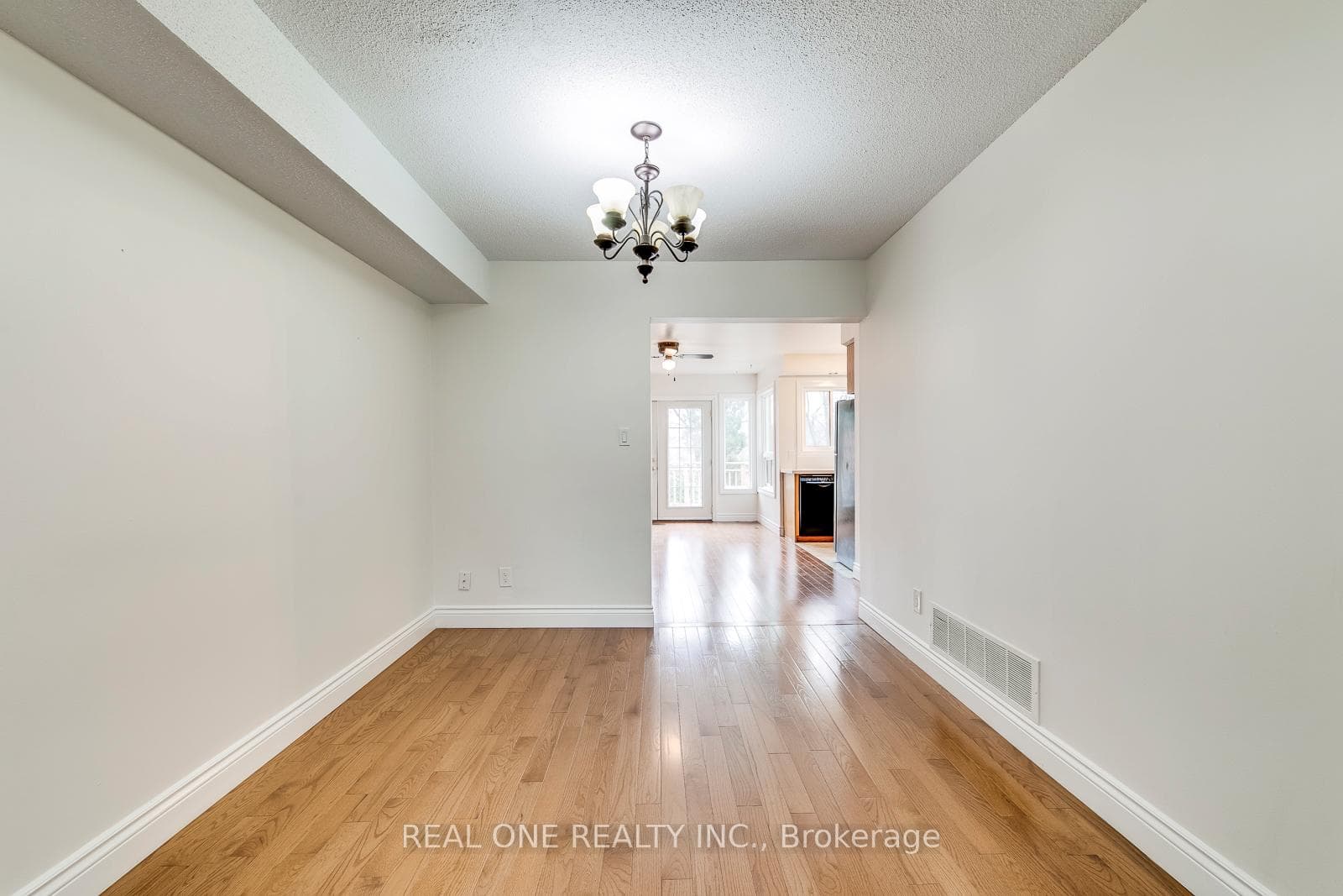 1030 Runnymead Crescent photo 12