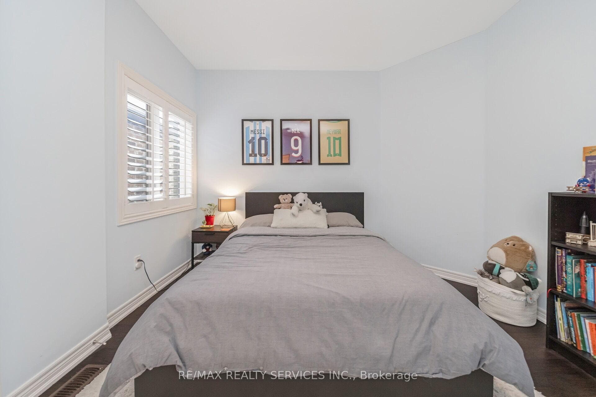 564 Mactier Drive photo 38