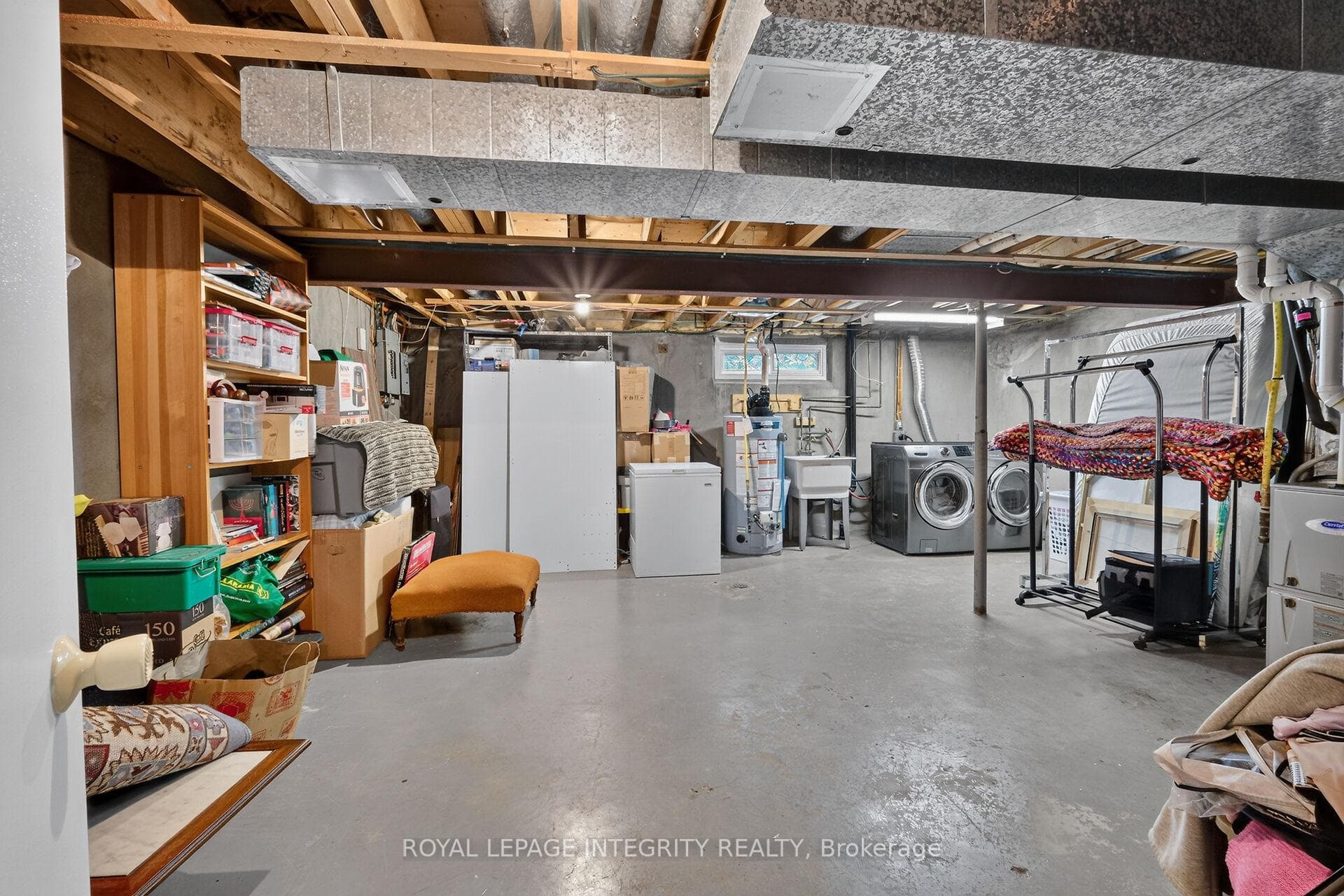 The large storage rm allows for additional rooms.
