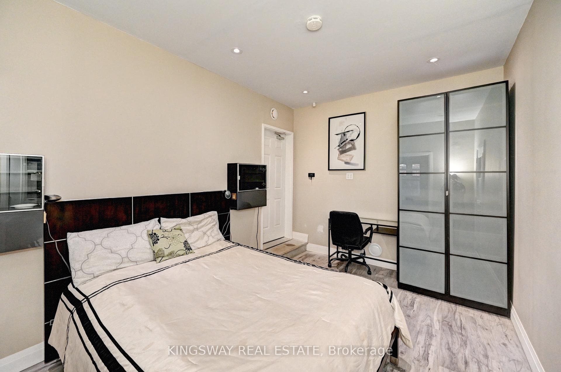 150 Holland Circle photo 27