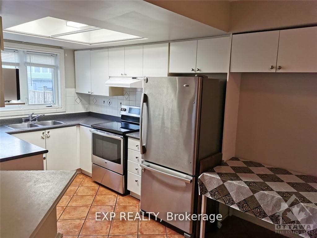 100 HUNTERSWOOD Crescent photo 11