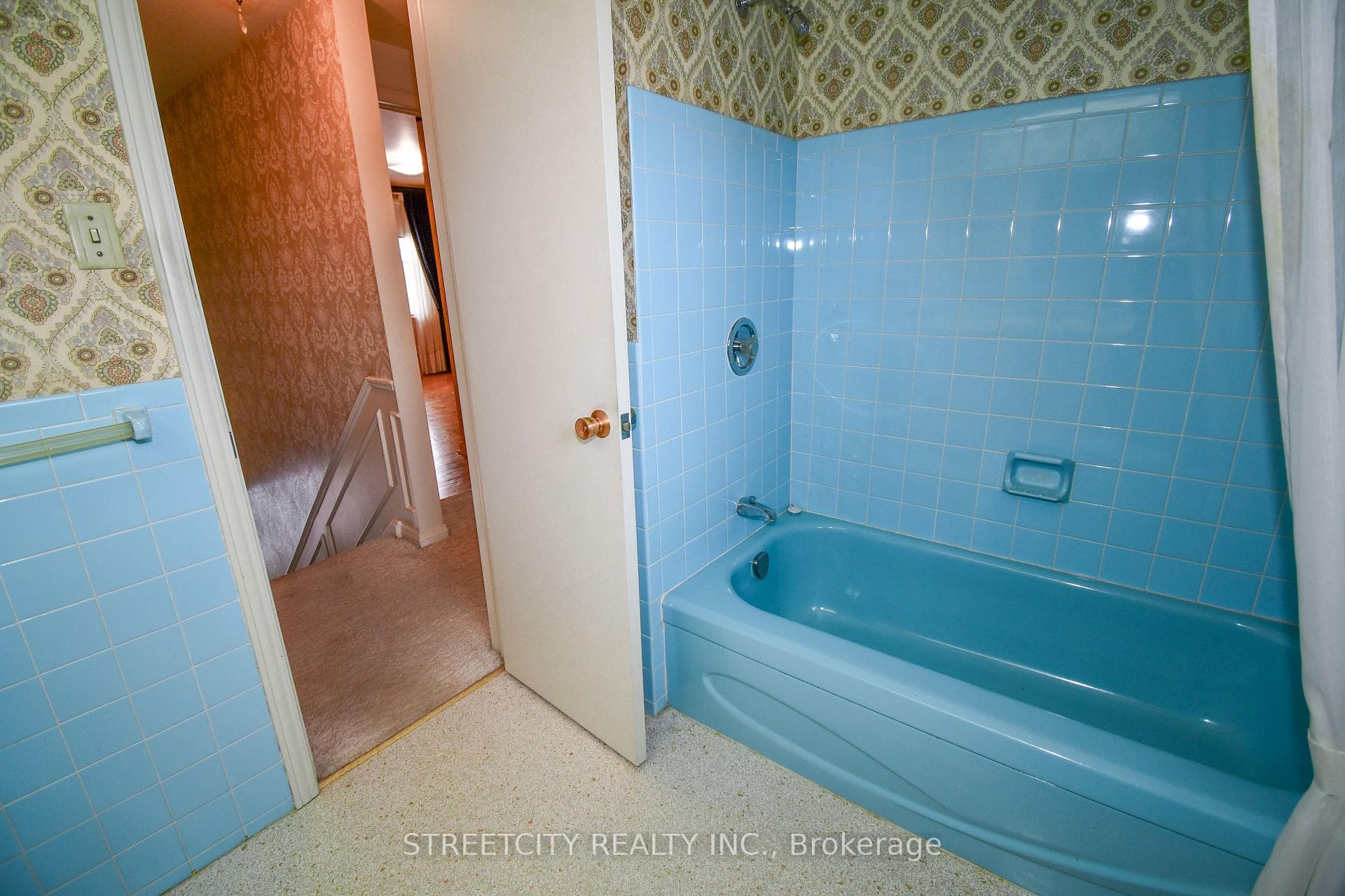 454 Village Green Avenue photo 29