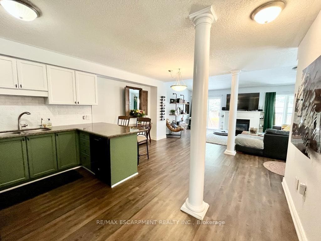 23 Willow Lane photo 3