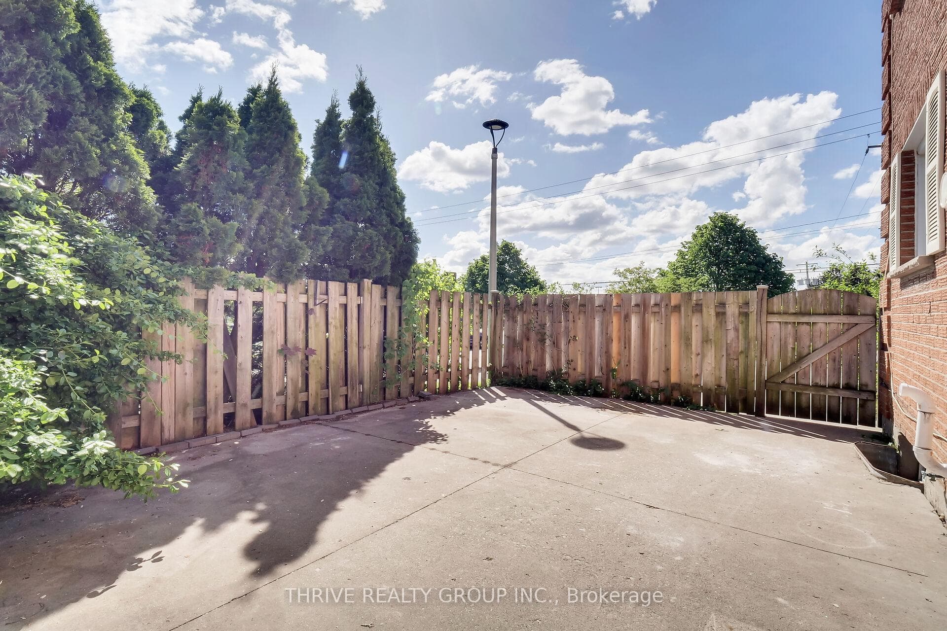 567 Gainsborough Road photo 25