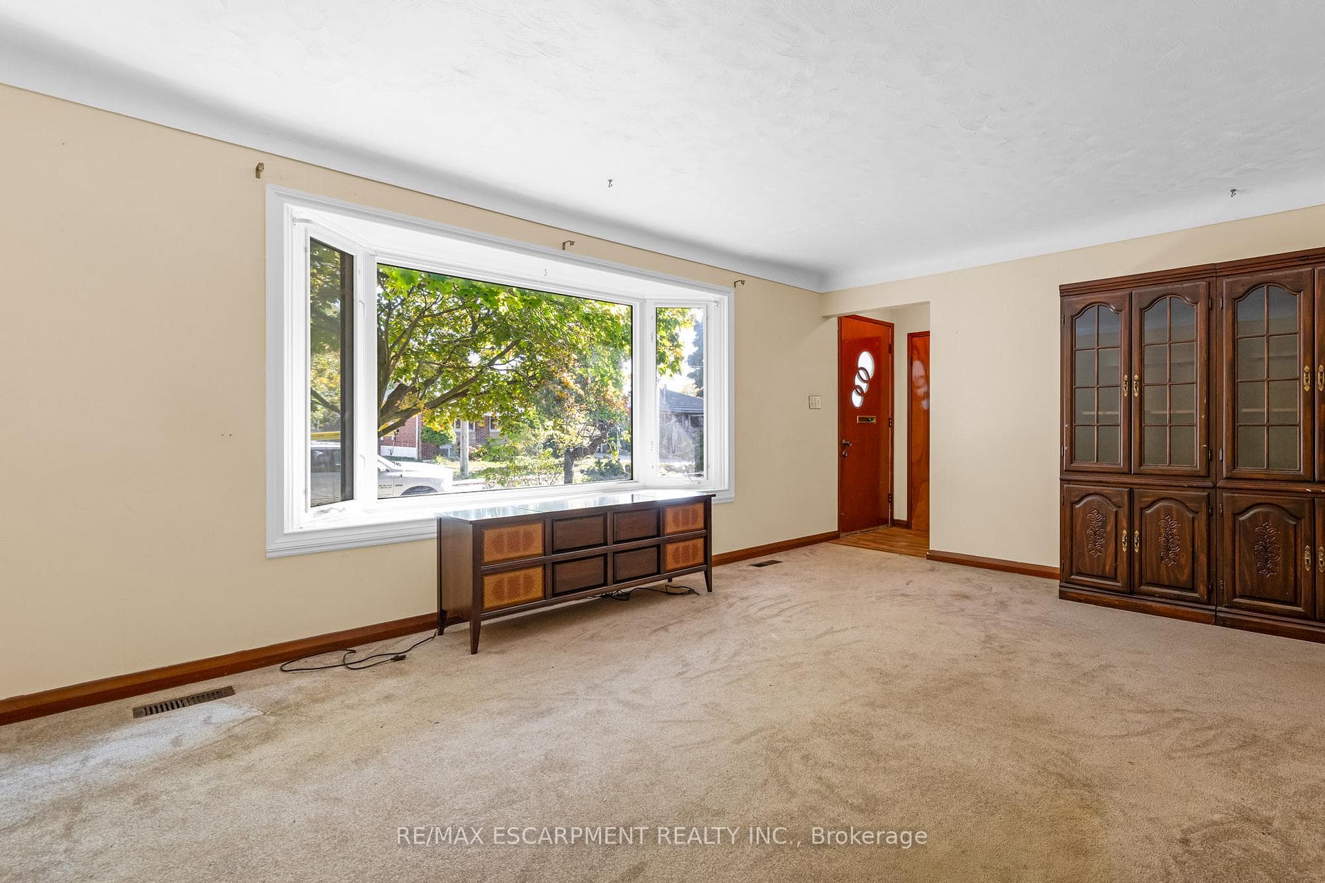 209 Fernwood Crescent photo 6