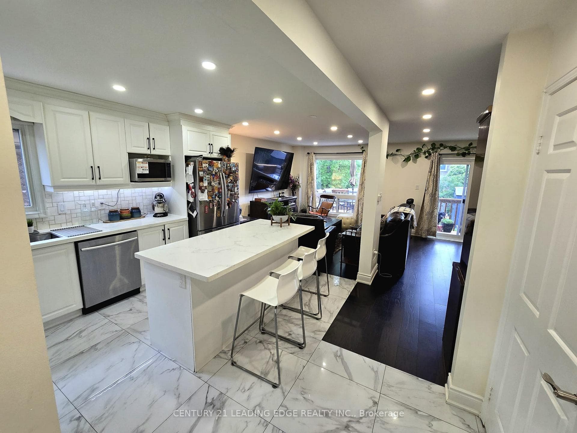 Open Concept Kitchen, Center Island & Backsplash