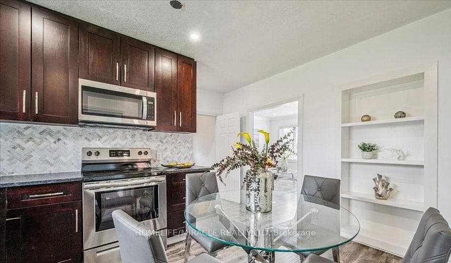 570 Victoria Street photo 13