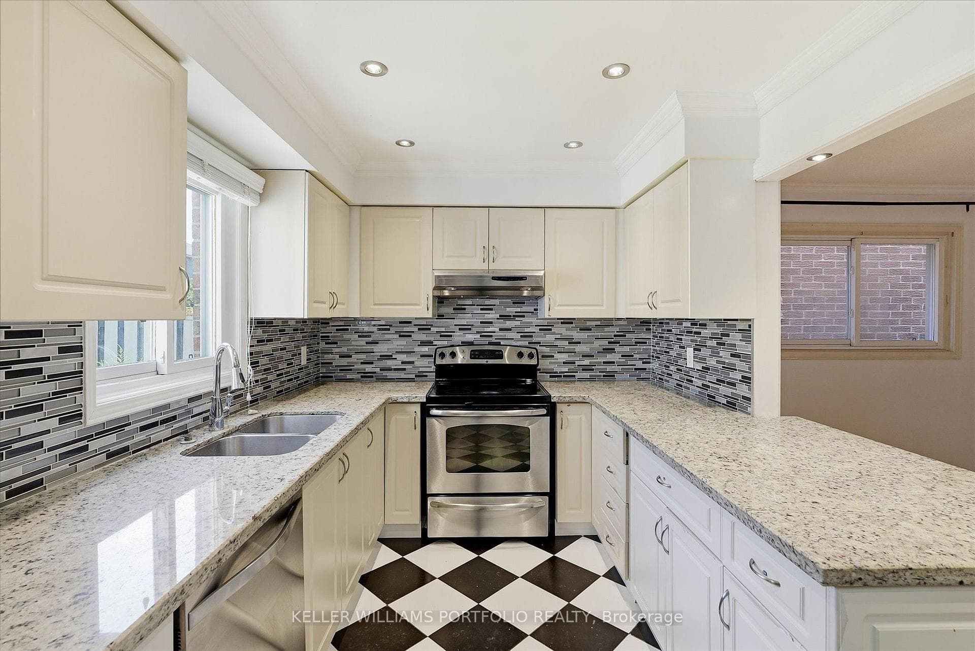 73 Jessica Gardens photo 12