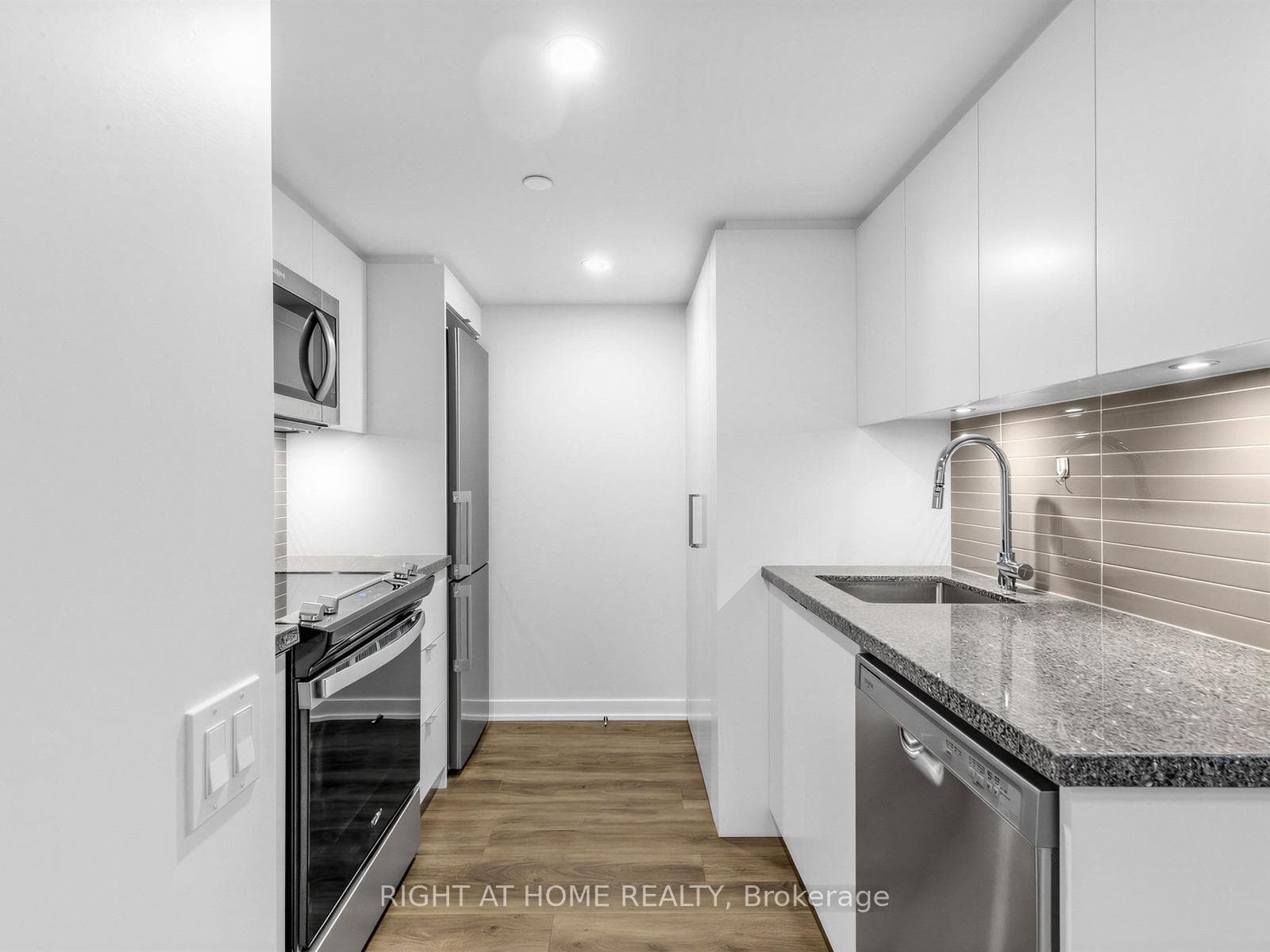 QUARTZ KITCHEN COUNTERTOP