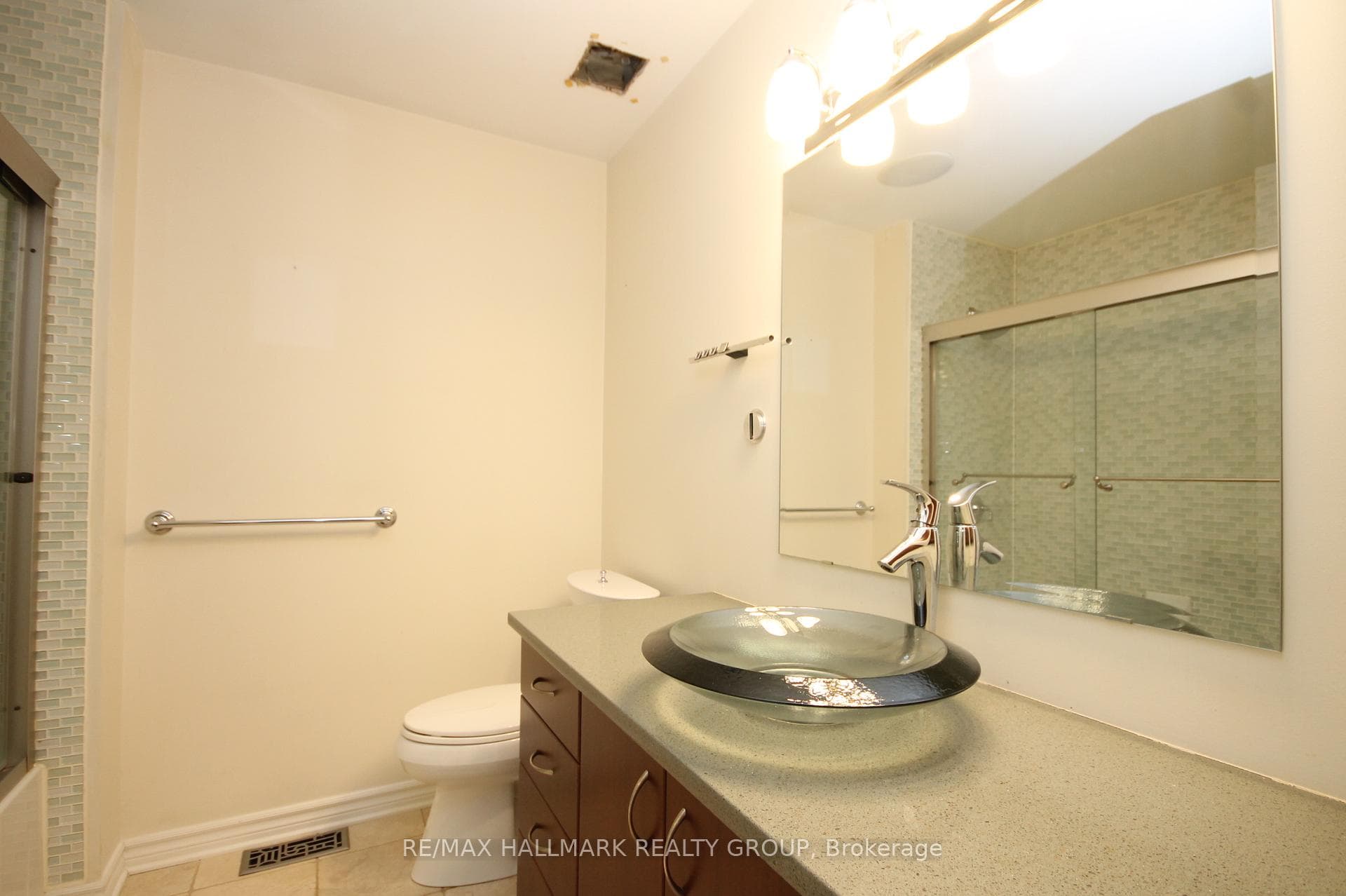 322 FAIRLAKES Way photo 34