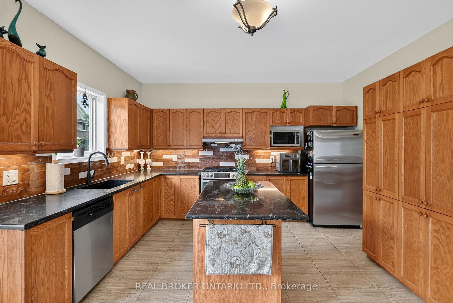 Refreshed kitchen with NEW ('26) quartz counters