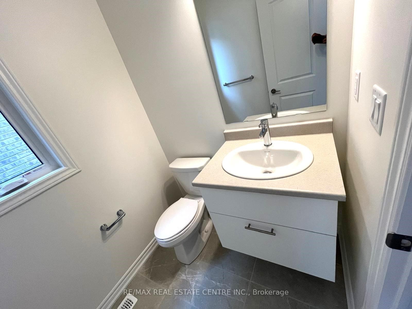 60 Phoenix Boulevard photo 16