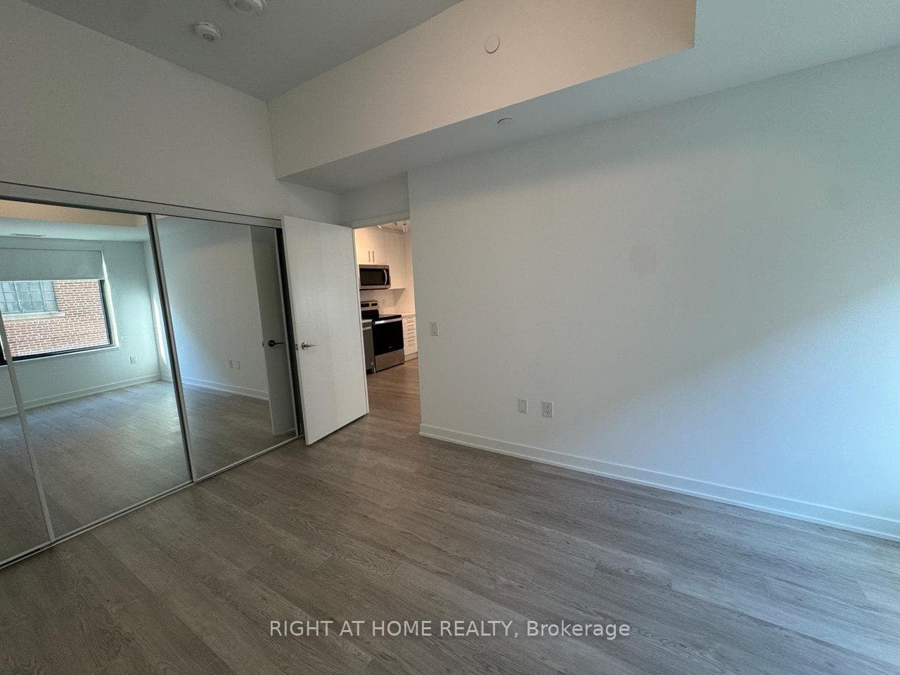 3 Strathgowan Avenue Unit 201 photo 4