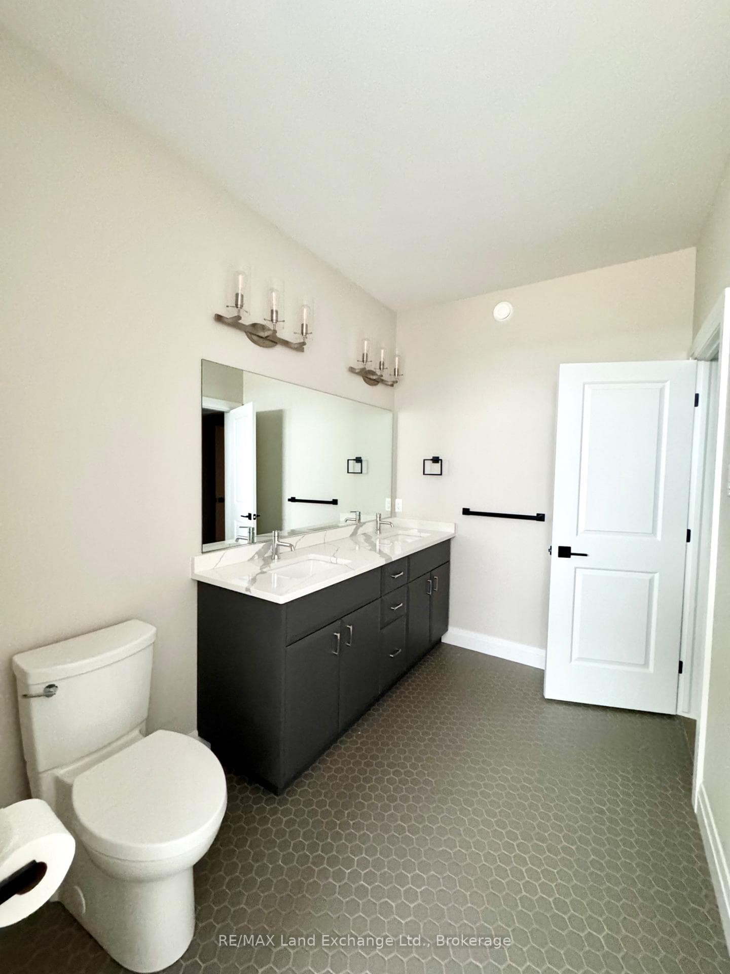 331 Normanton Street photo 14