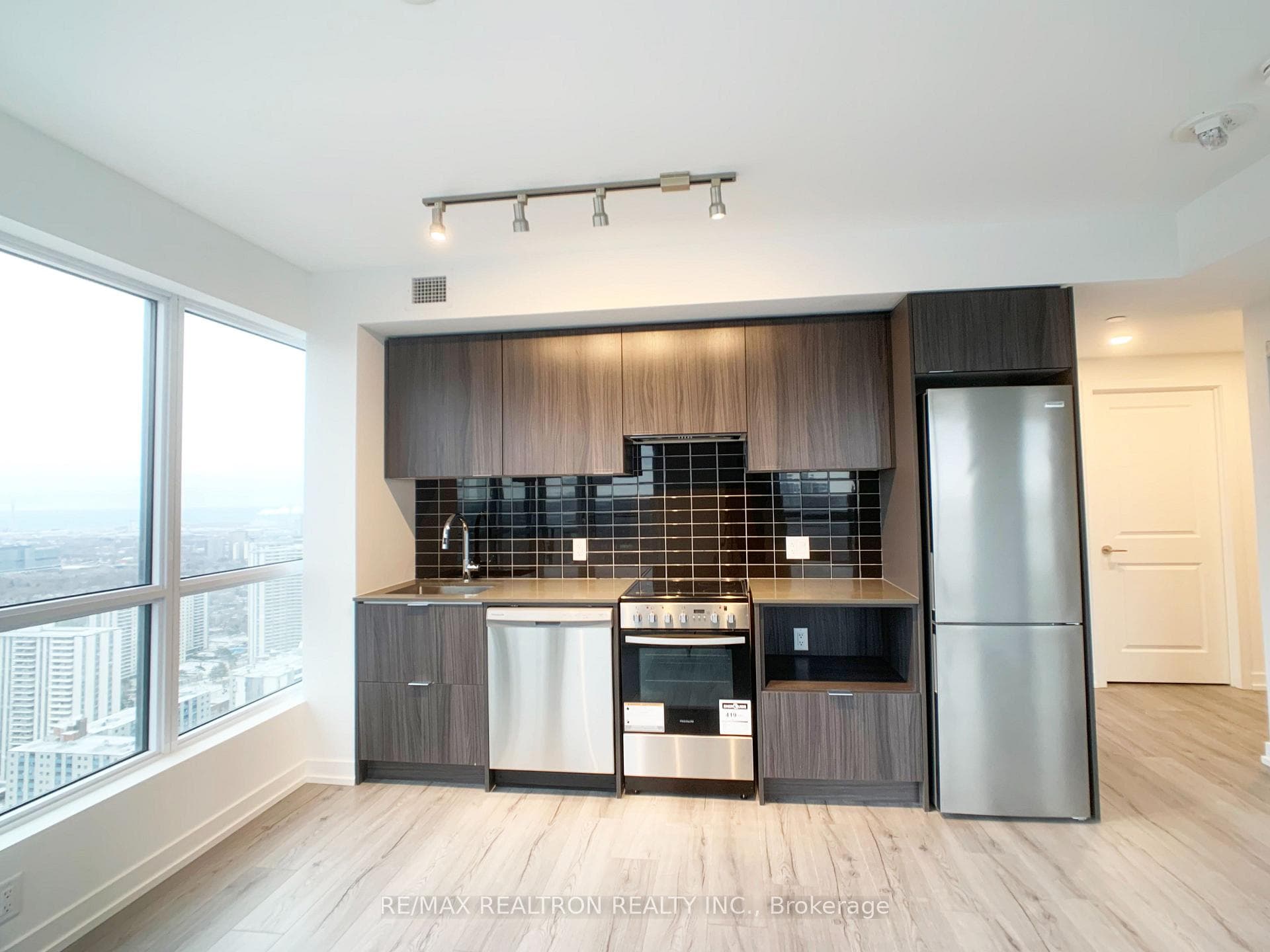 395 Bloor Street Unit 3907 photo 4