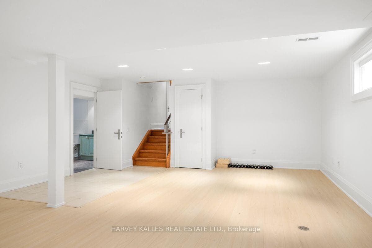 562 Bedford Park Avenue photo 35
