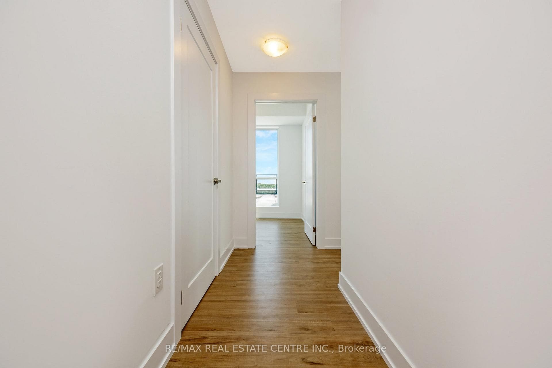 470 Dundas Street Unit 712 photo 5