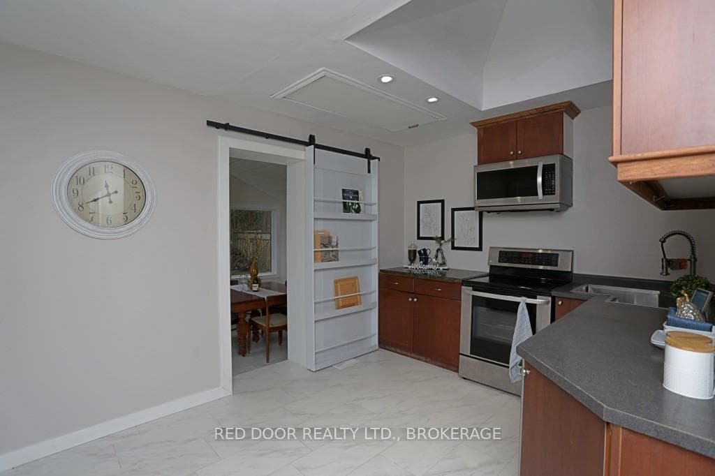 735 Easy Street photo 16