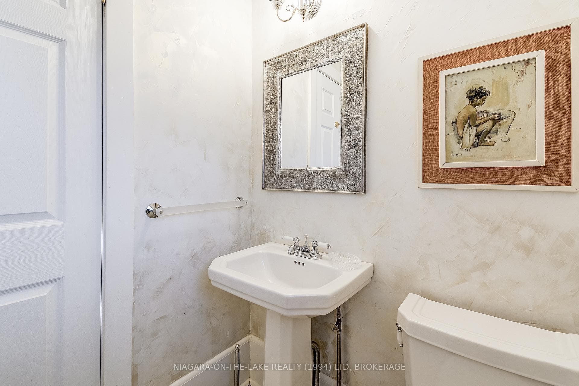 140 Simcoe Street photo 16