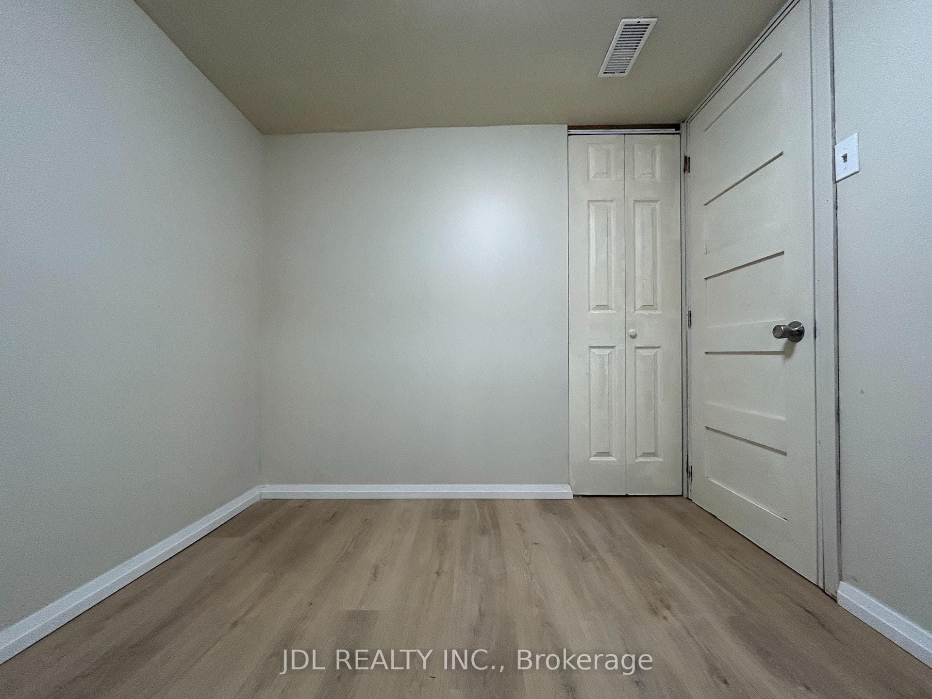 21 Squires Ave Avenue Unit Two-Bedroom Bsmt photo 8