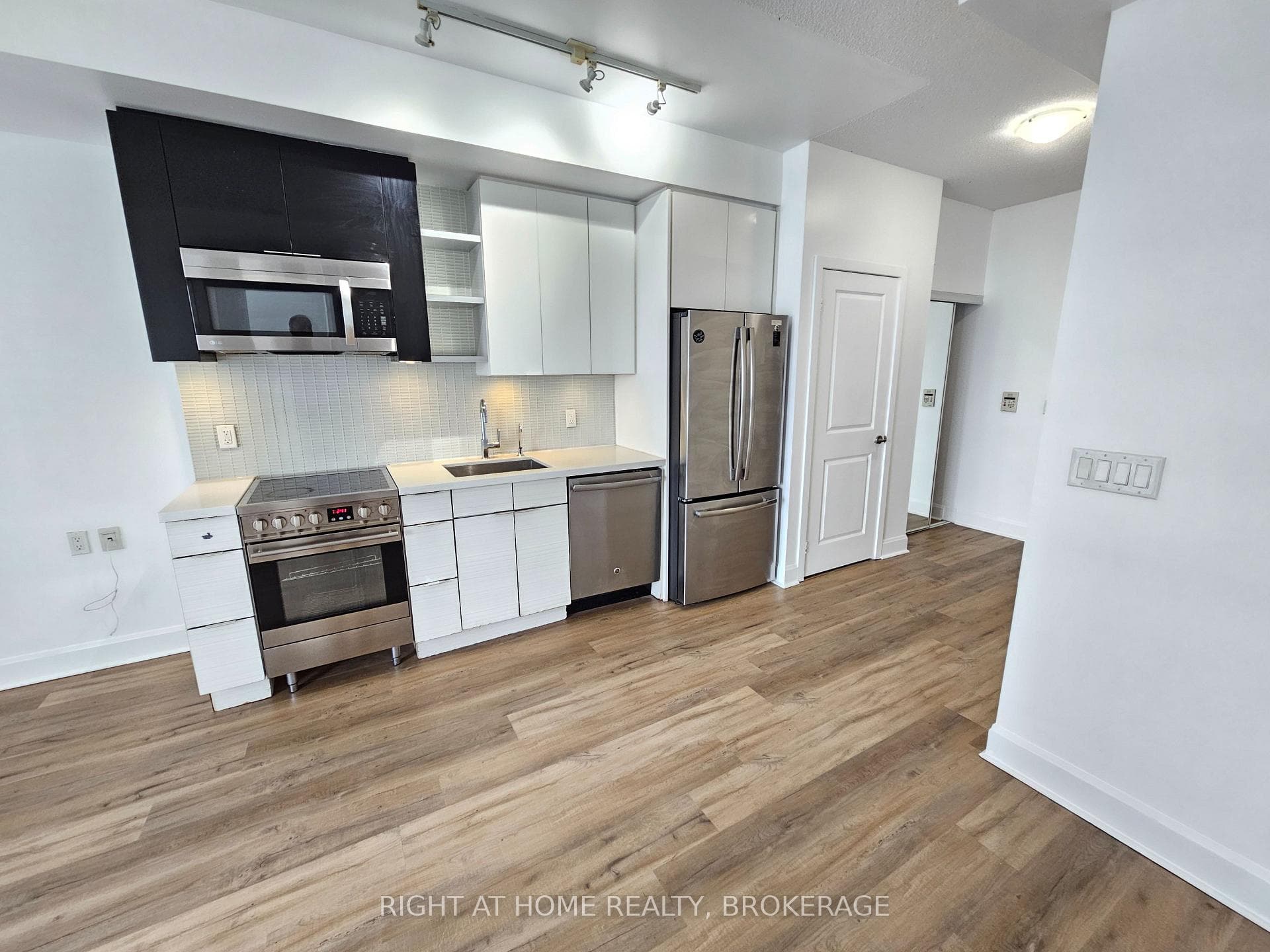 33 Shore Breeze Drive Unit 1902 photo 8