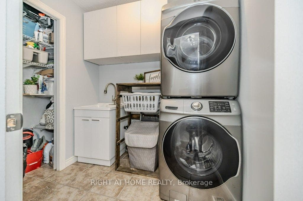 210 Dundas Street photo 19