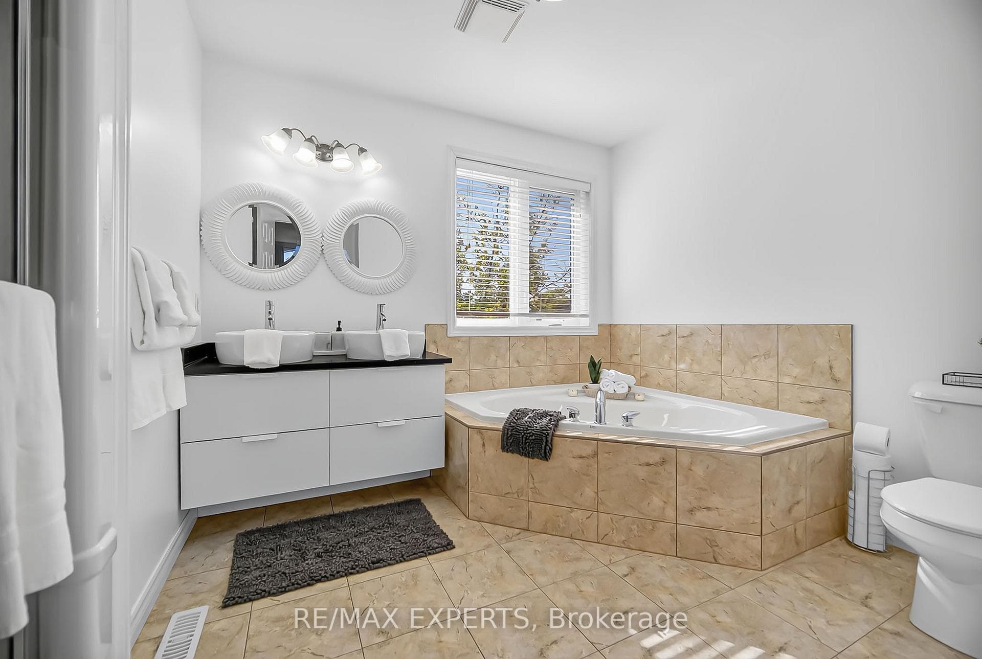 936 Talisman Crescent photo 19
