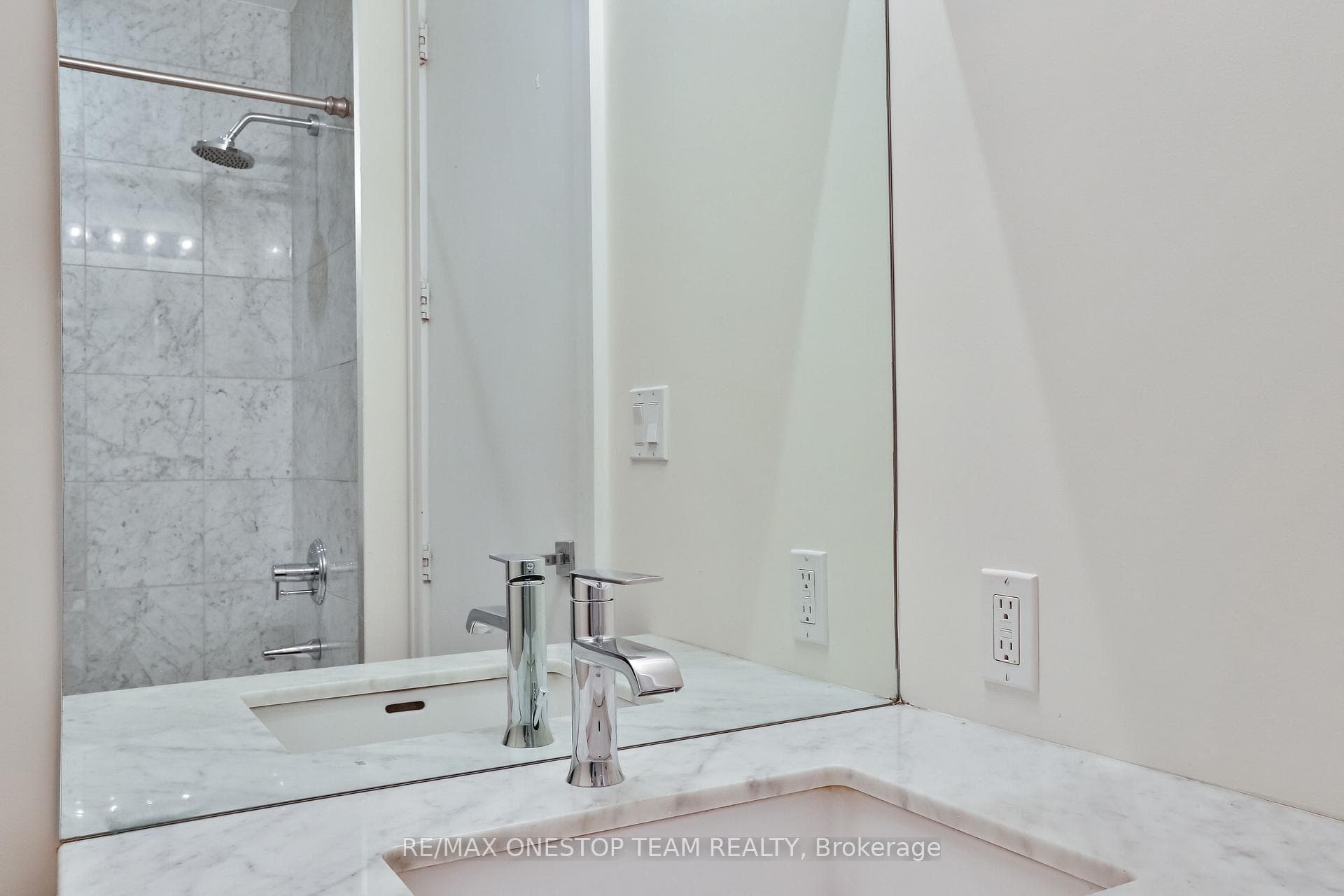 29 Queens Quay Unit 819 photo 9
