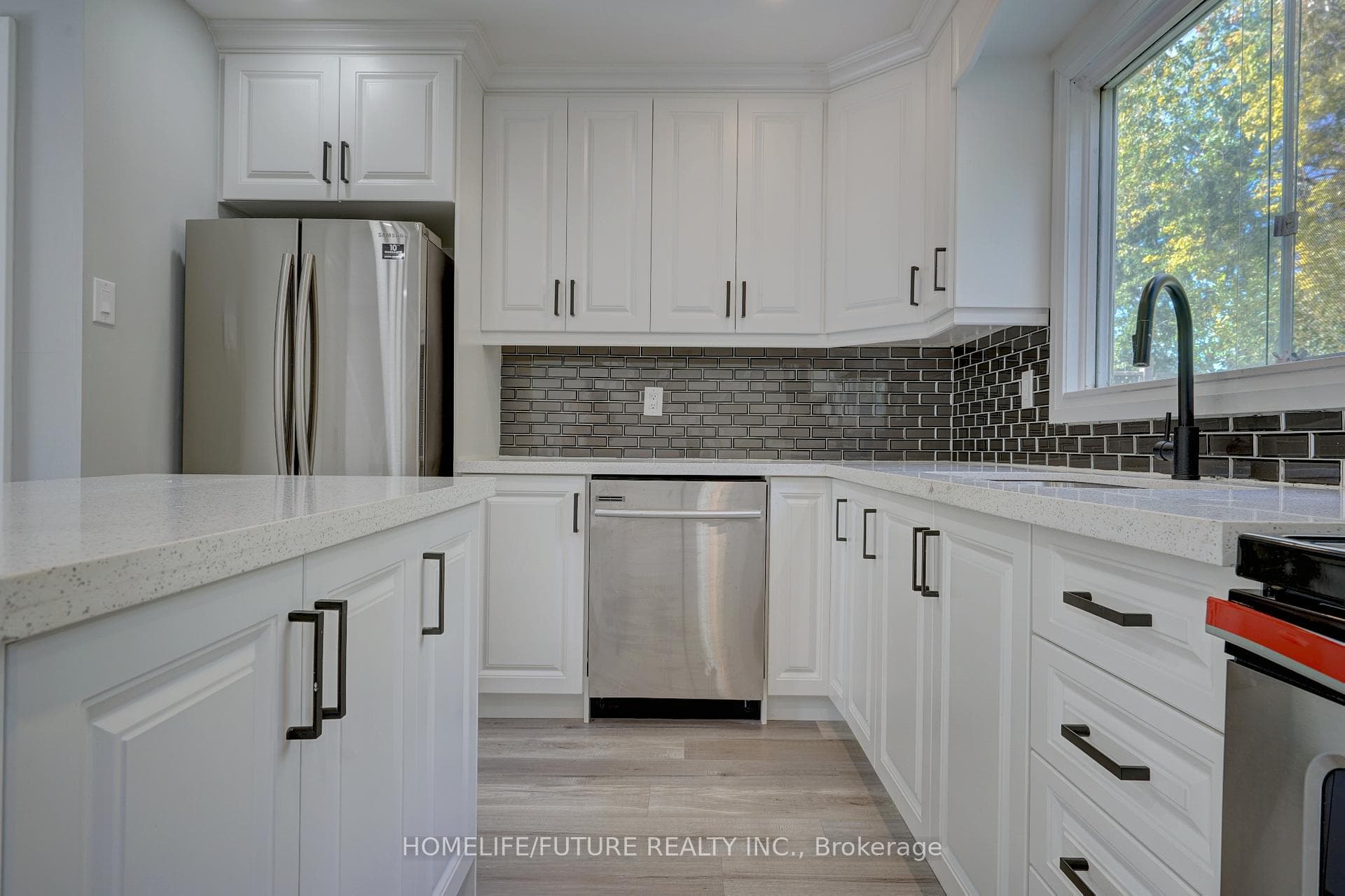 1299 Fenelon Crescent photo 12