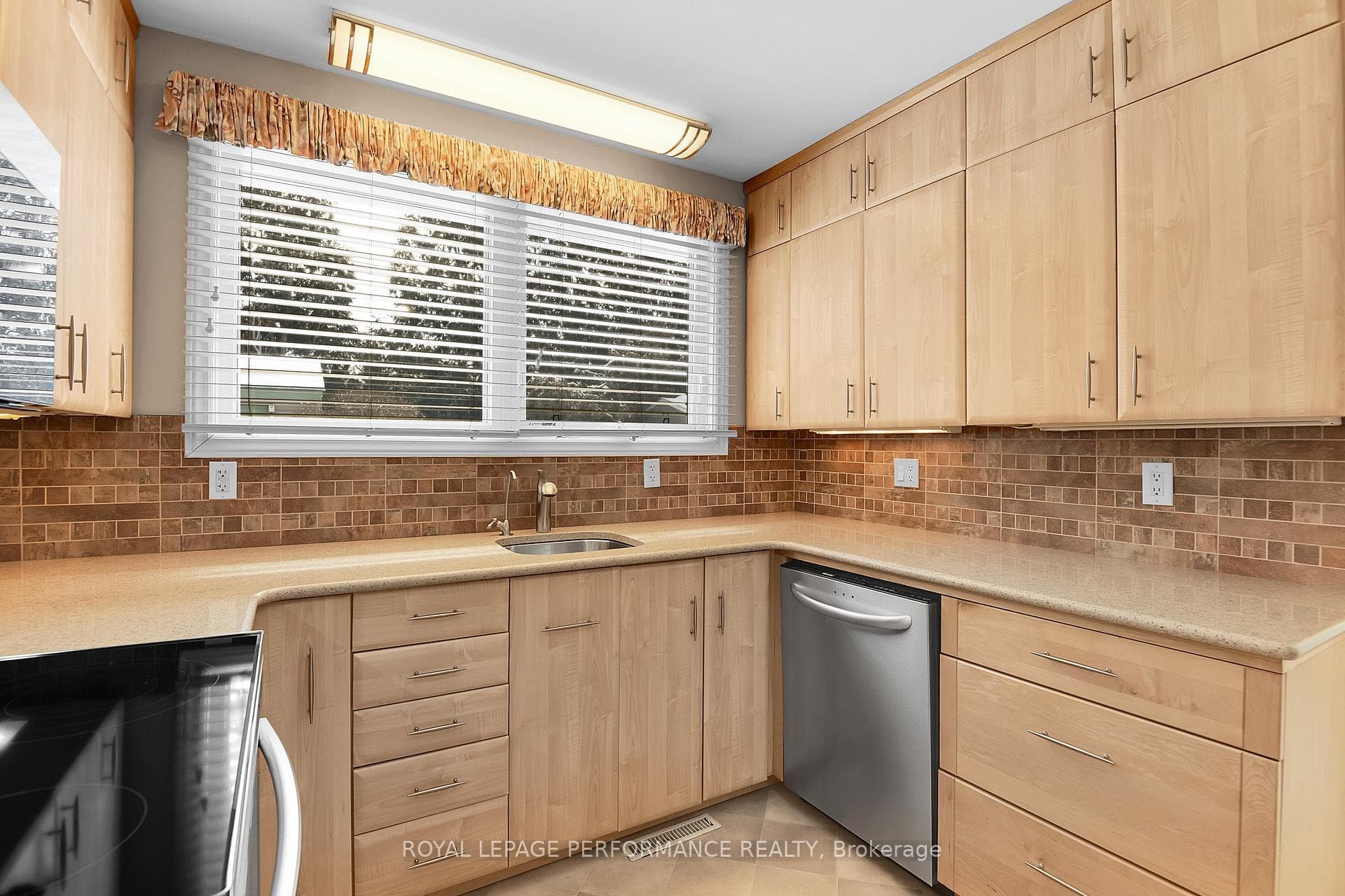 2166 Bickerton Avenue photo 13