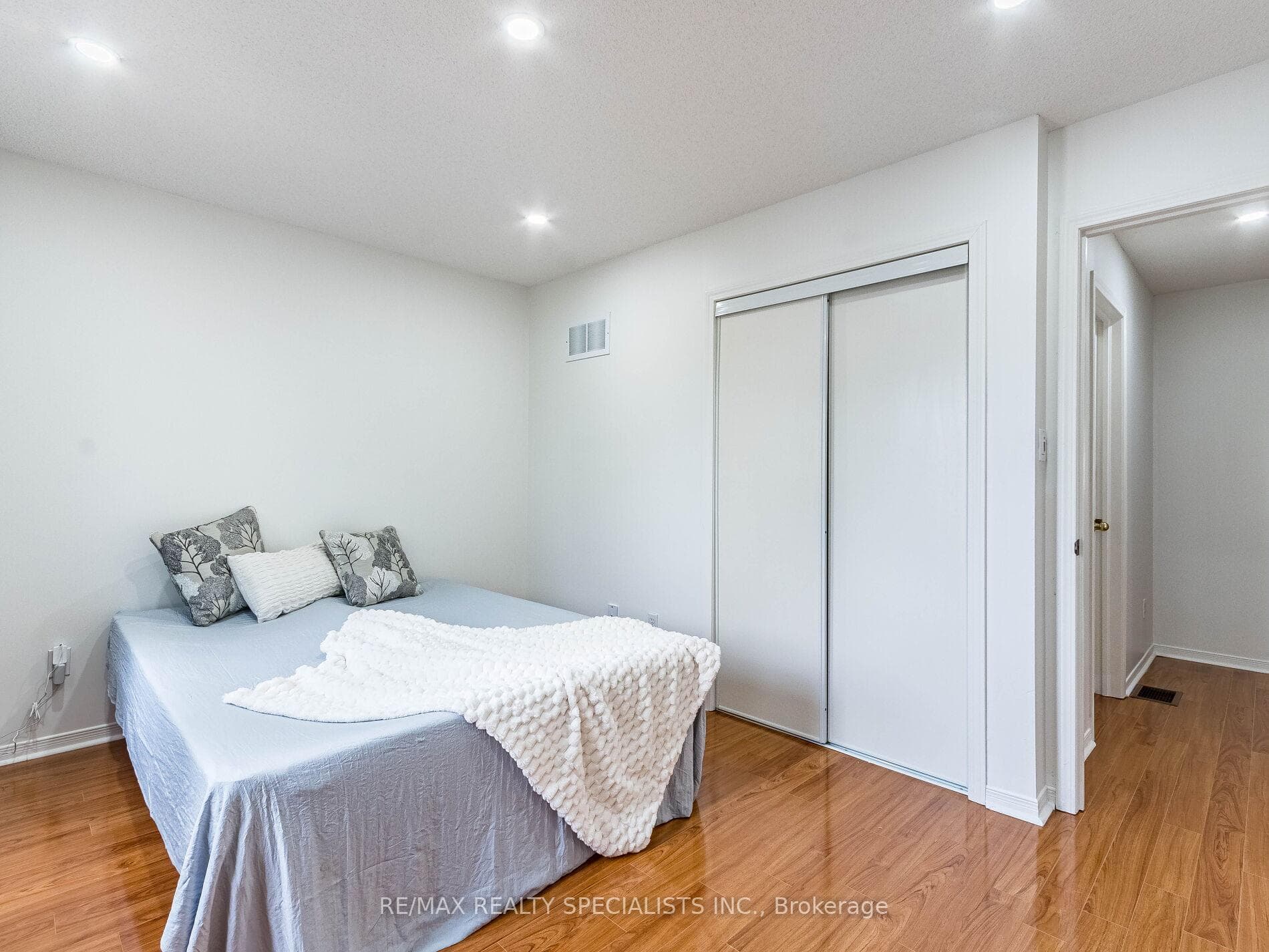 17 Sunley Crescent photo 30