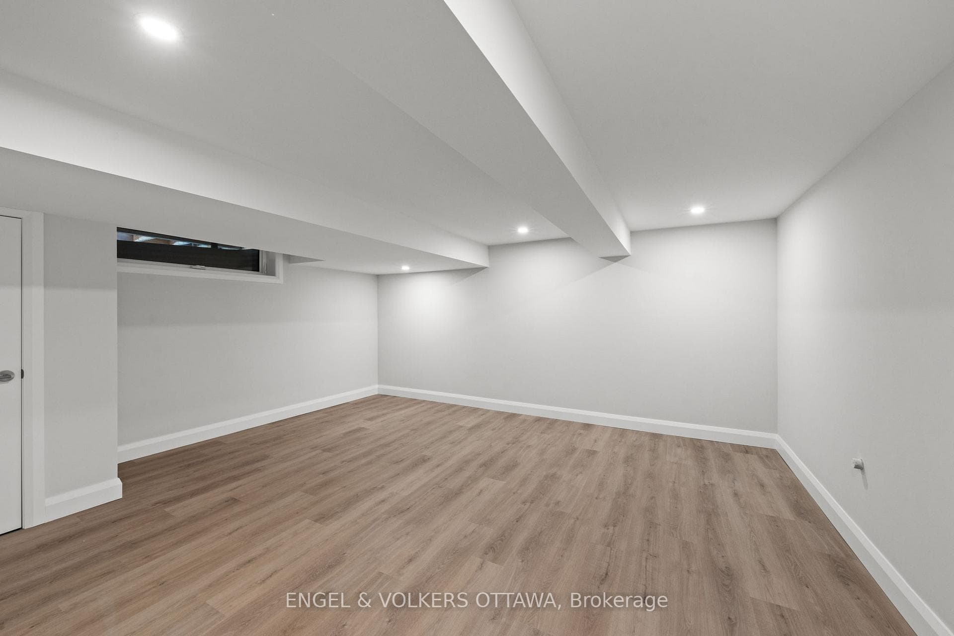 51 Lismer Crescent photo 39