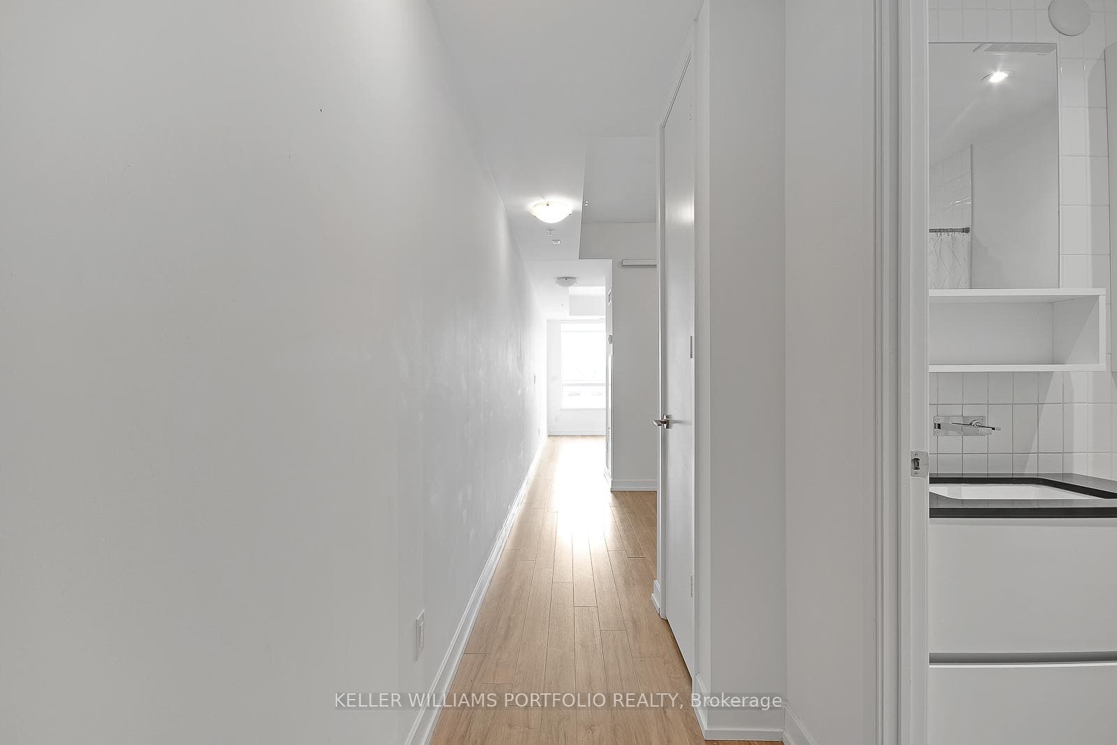 377 Madison Avenue Unit 523 photo 2