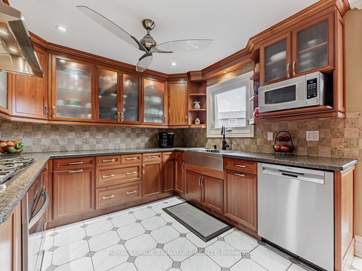 575 Sheppard Avenue photo 10