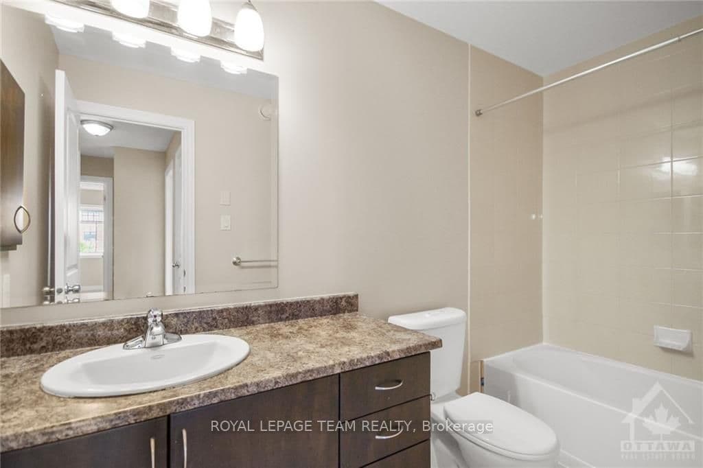 144 LINDENSHADE Drive Unit B photo 24