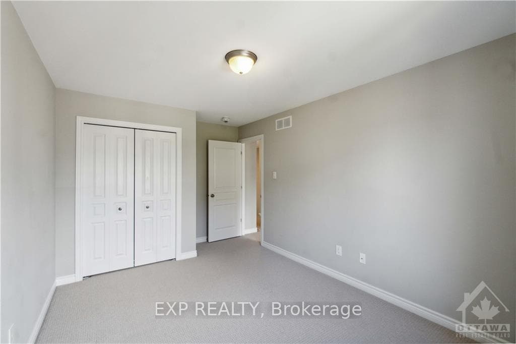 760 CARNELIAN Crescent photo 24