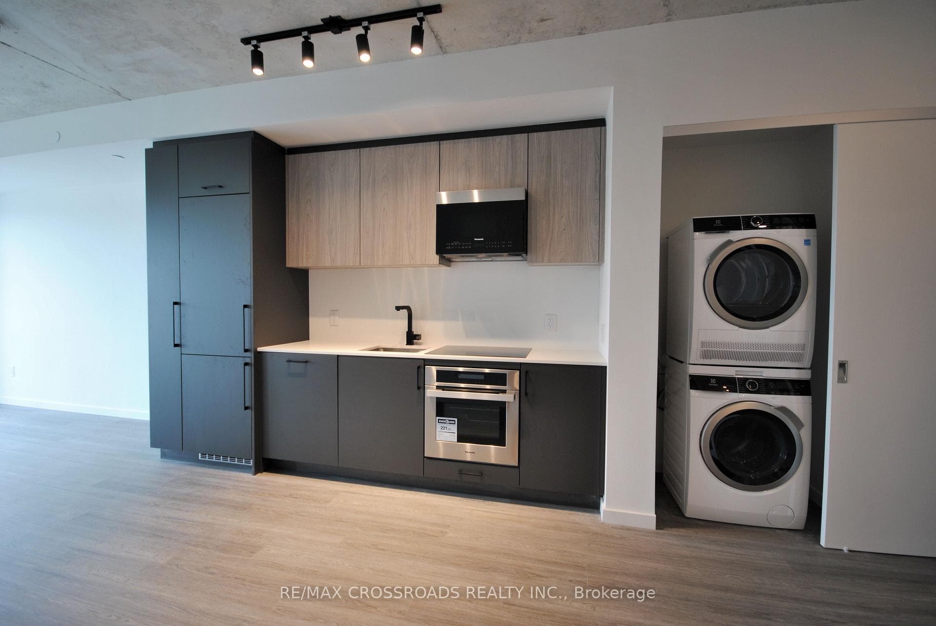 689 The Queensway Drive Unit 516 photo 7