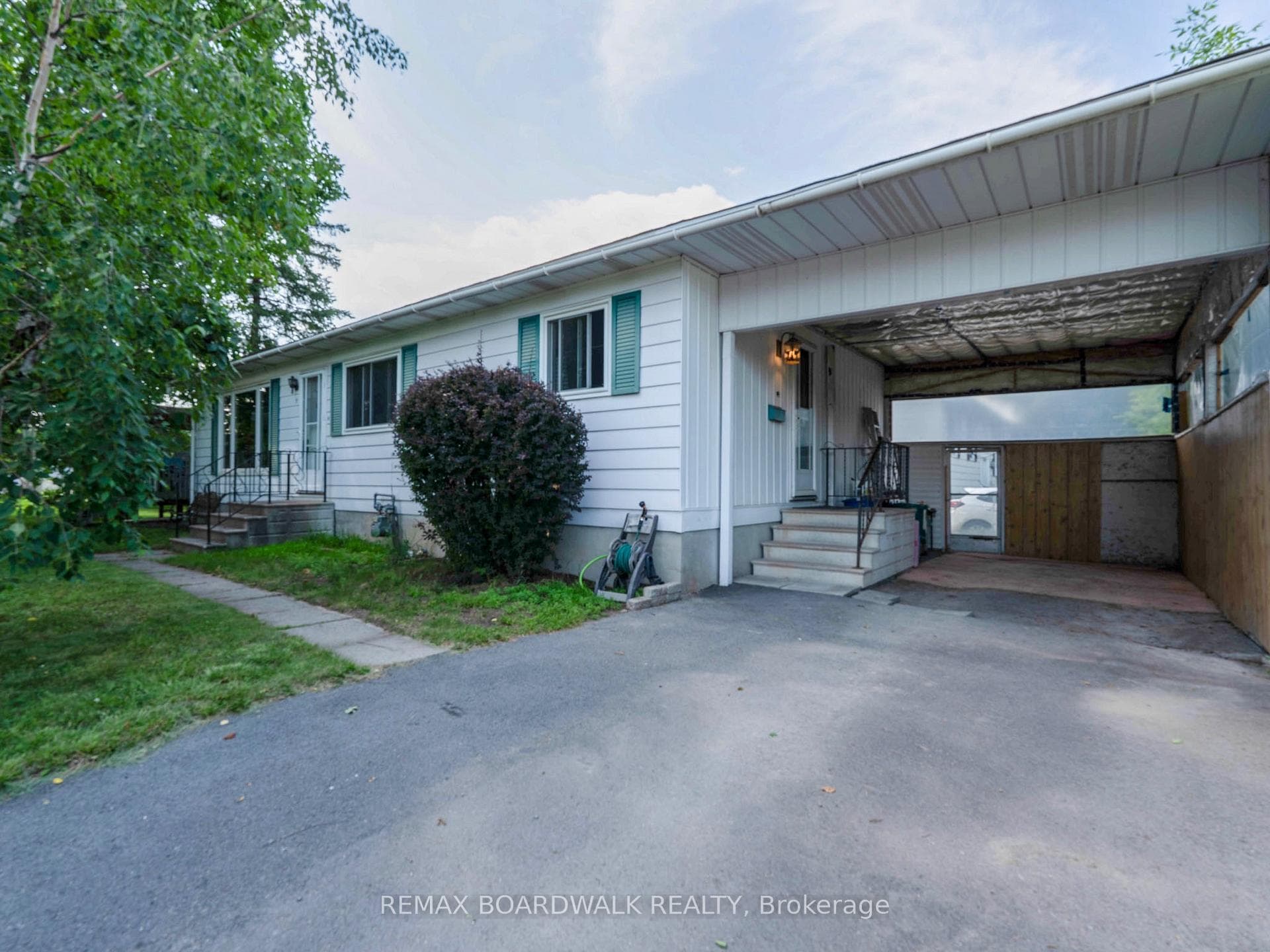 5 Laurentian Place photo 2
