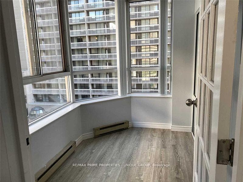 44 Gerrard Street Unit 606 photo 6