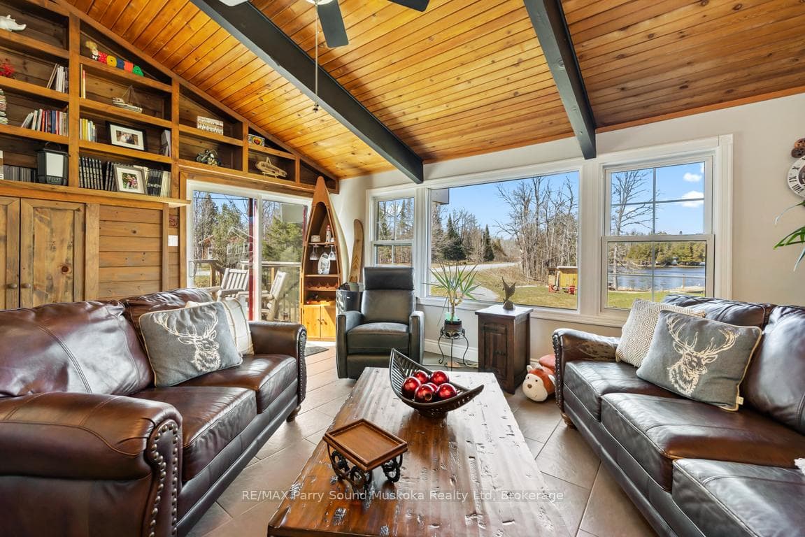 Great room w Vaulted Ceilings, Walkout & Lakeviews