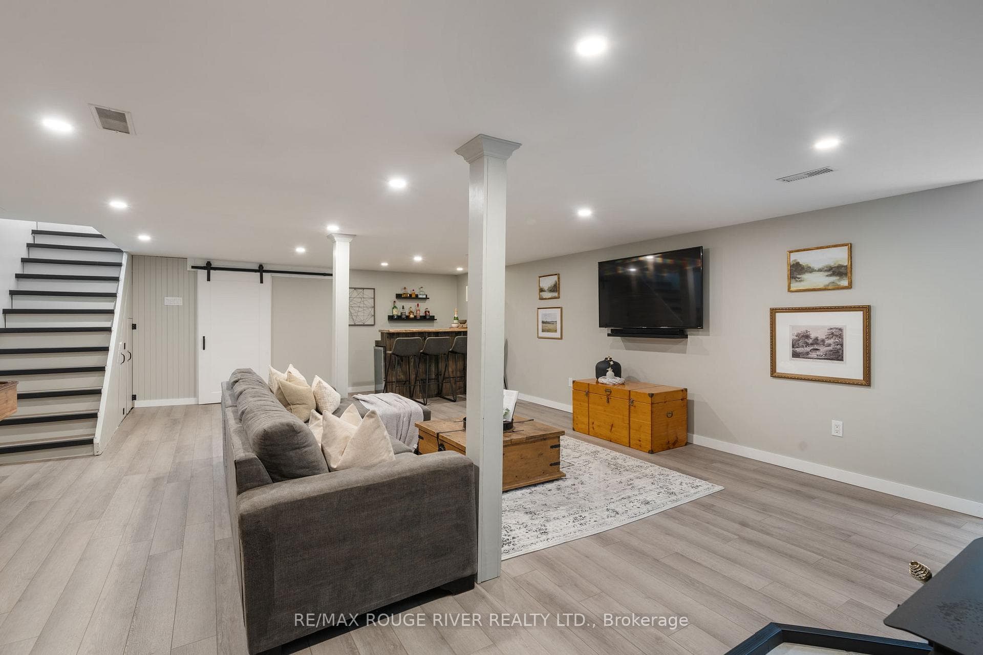 566 Cottingham Road photo 22