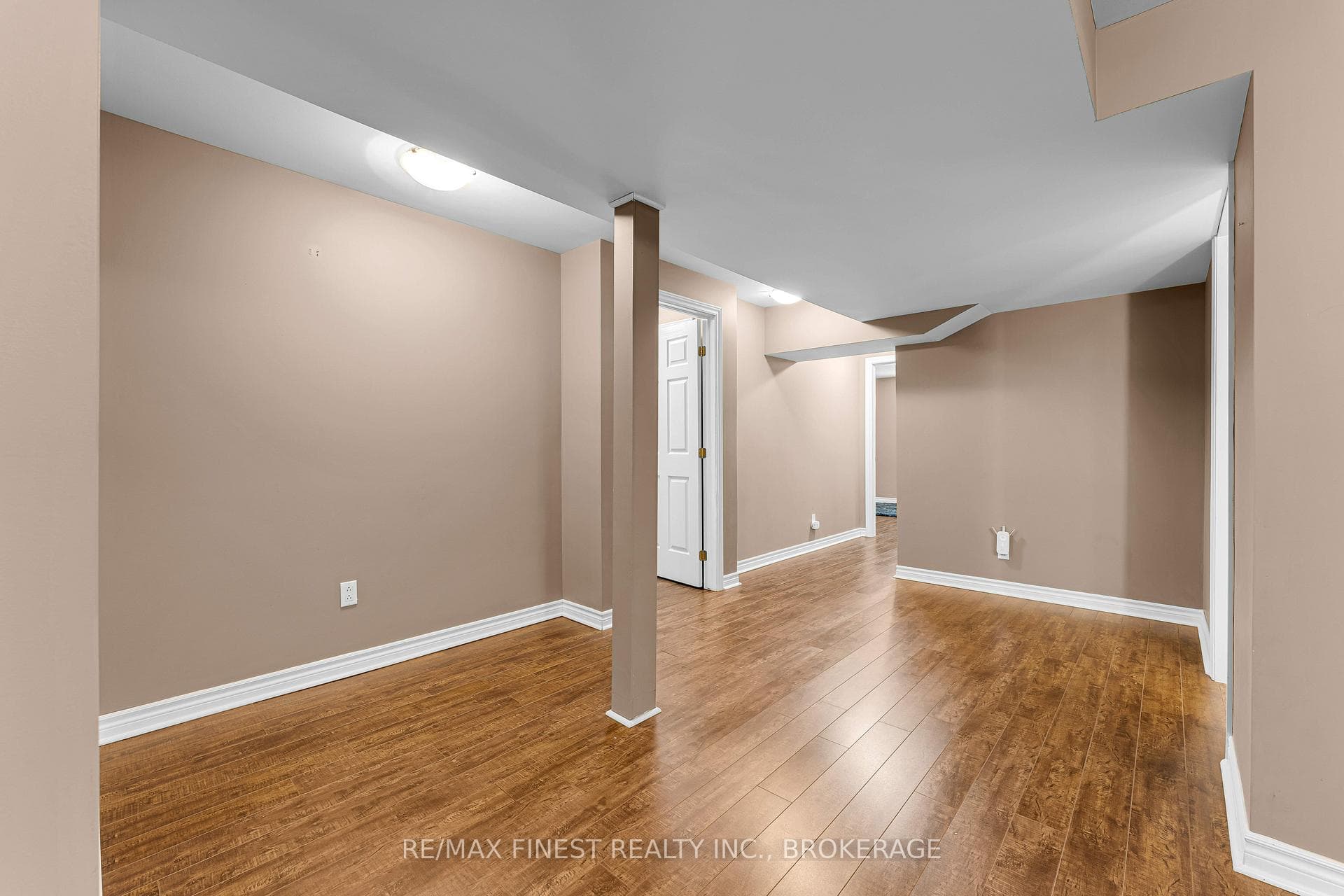570 Freeman Crescent photo 28