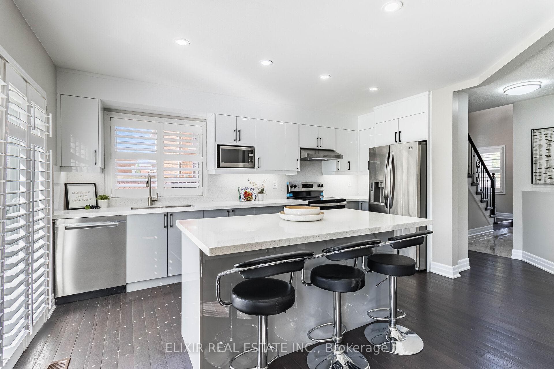 222 Queen Mary Drive photo 12