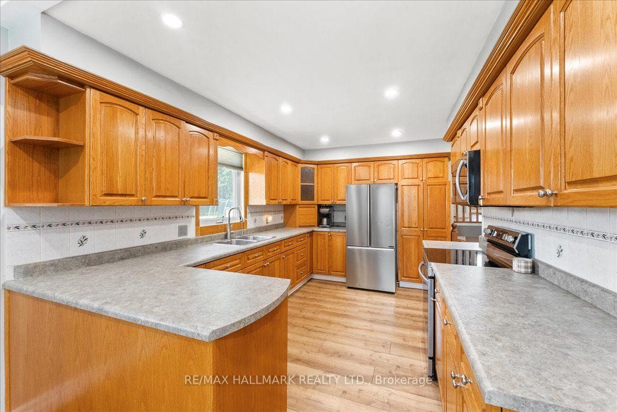 545 St George Street photo 11