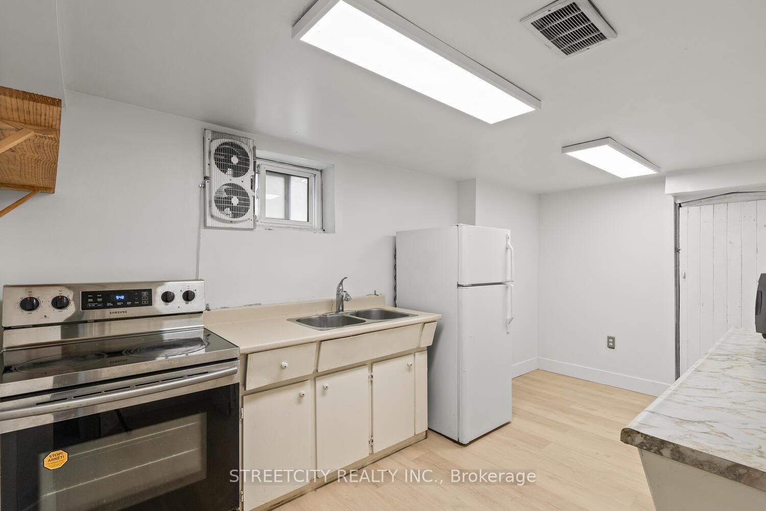 1235 King Street photo 31