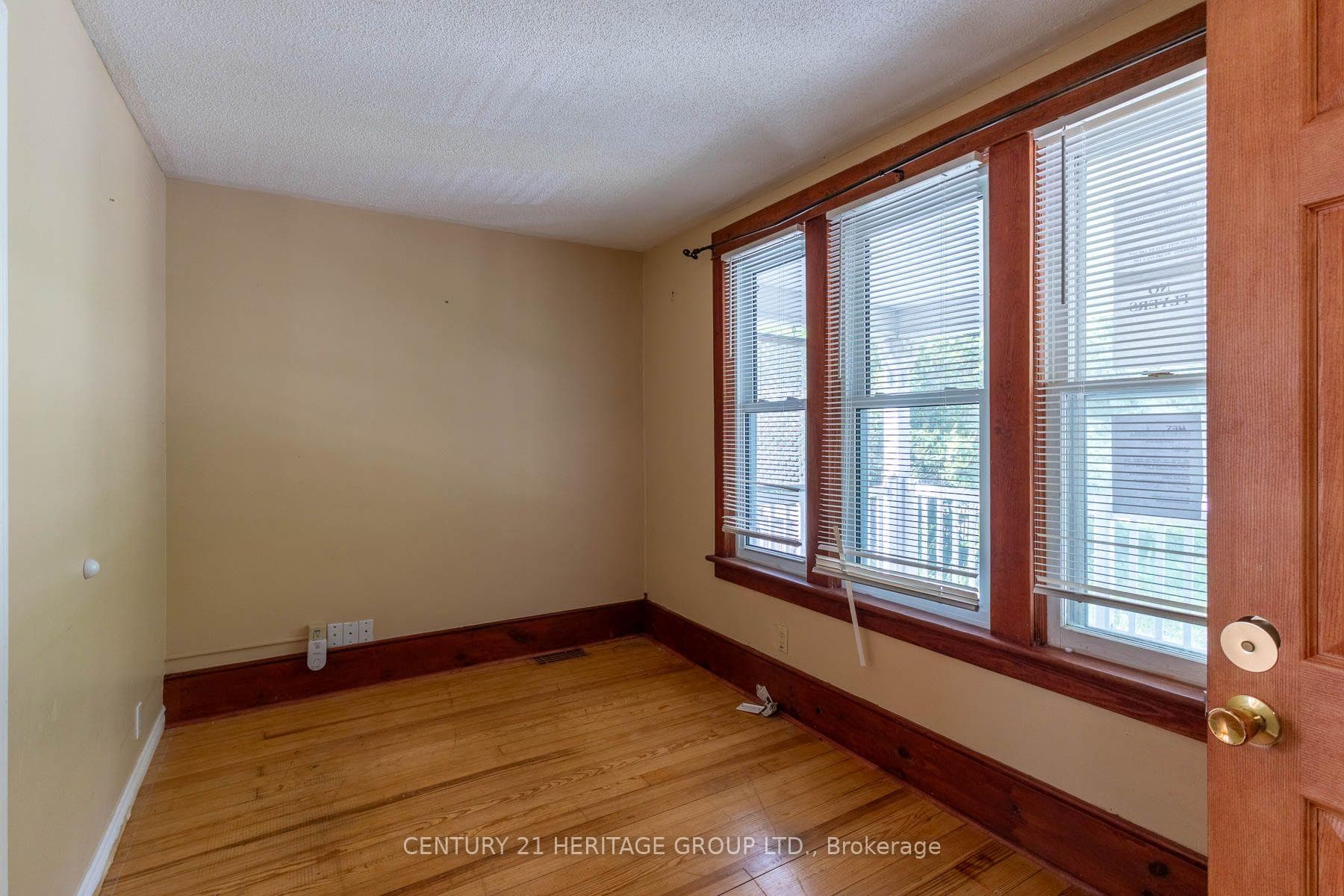 32 Rousseaux Street photo 6