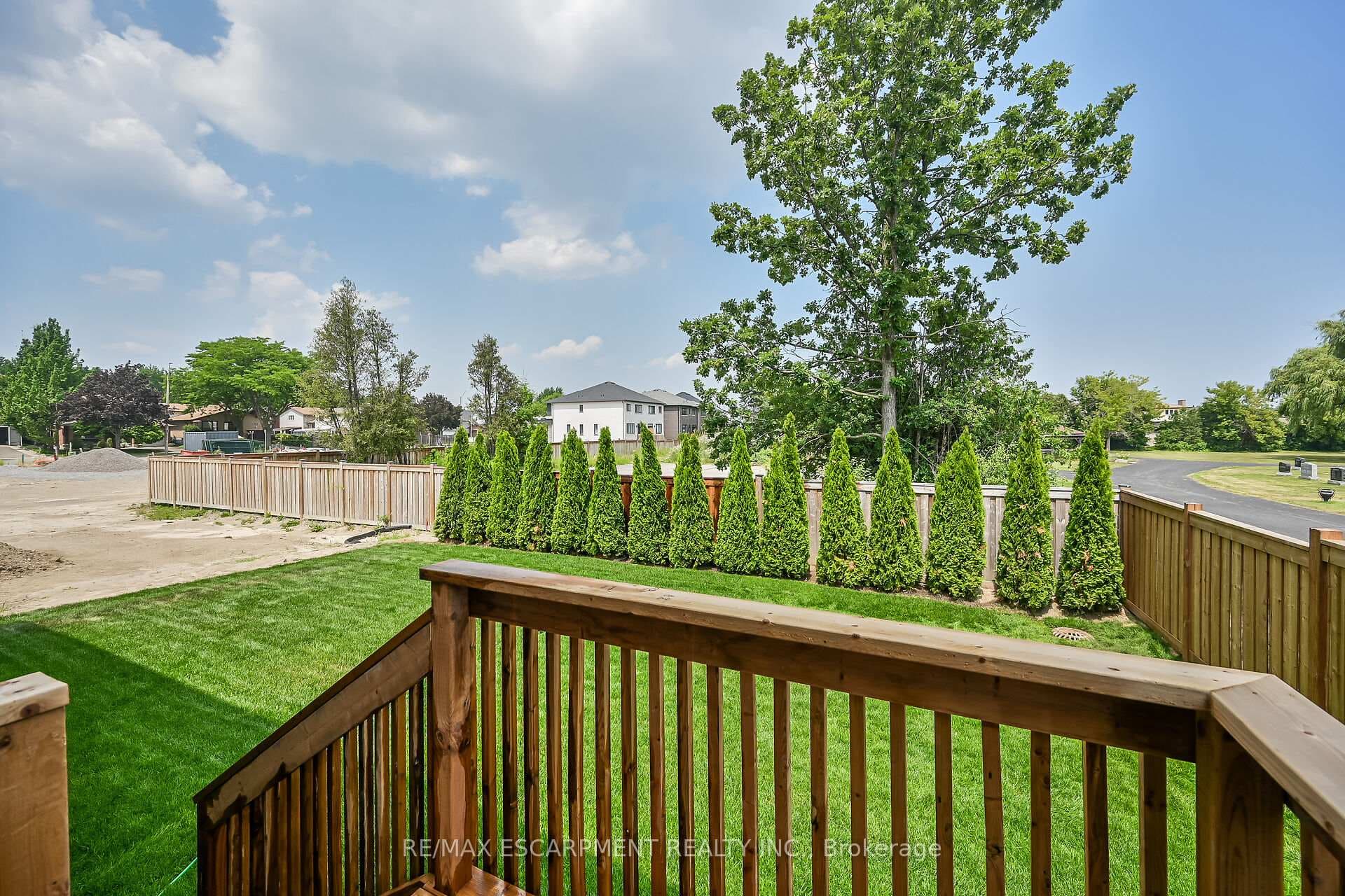 385 LIMERIDGE Road photo 43