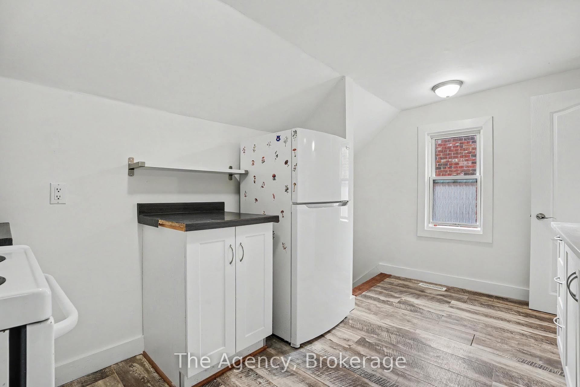 881 Lakeshore Road photo 32