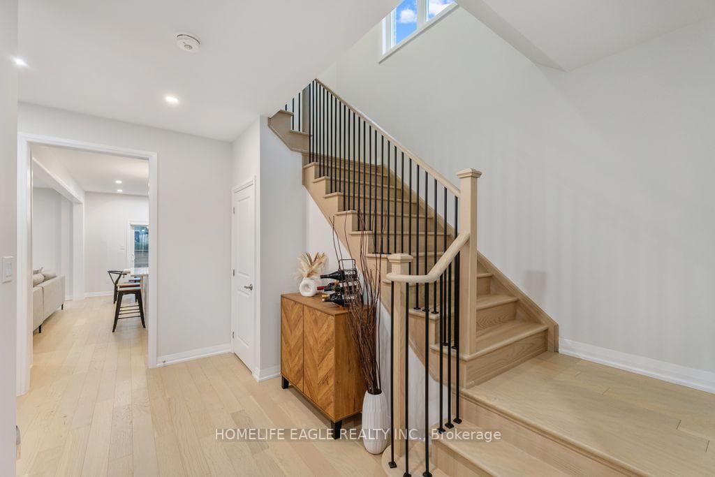 1533 Stovell Crescent photo 2