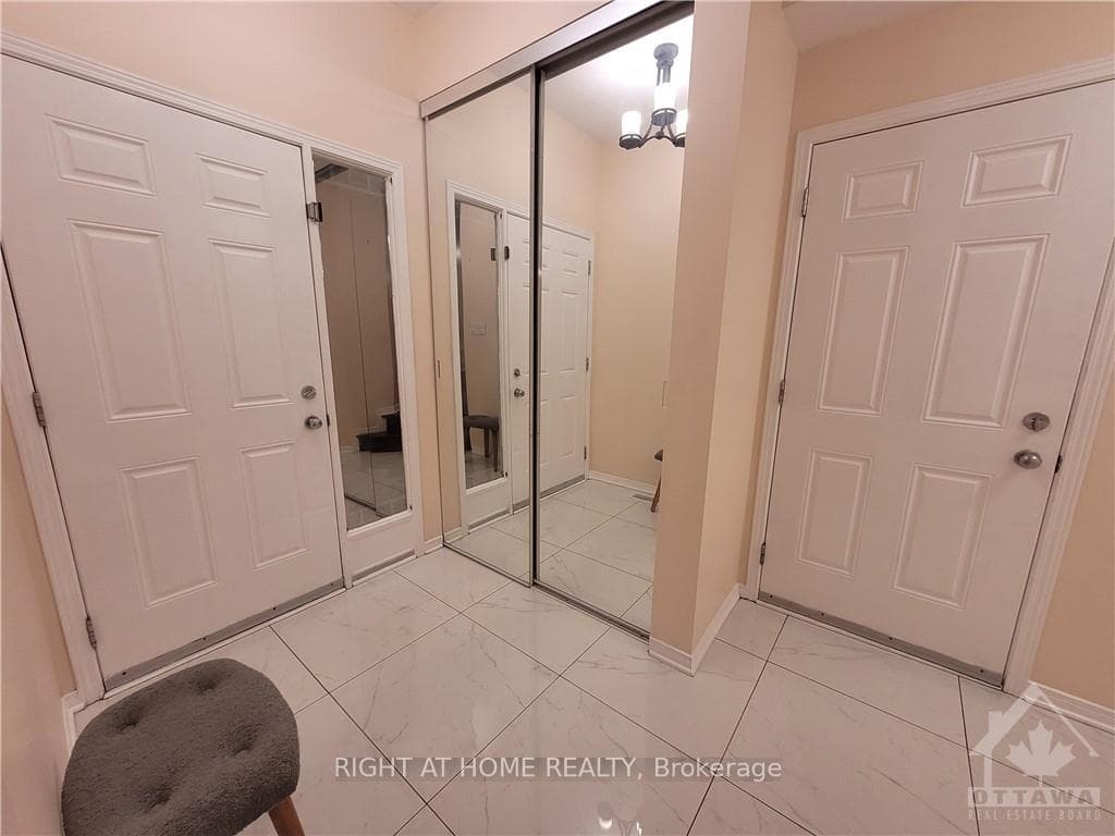 239 HIGHPOINTE Crescent photo 2